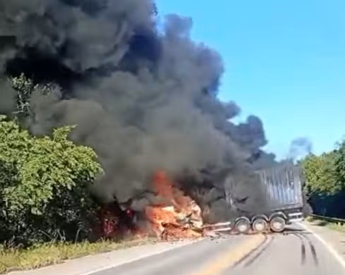 Colisão com incêndio deixa morto e interdita rodovia no Sul do RS